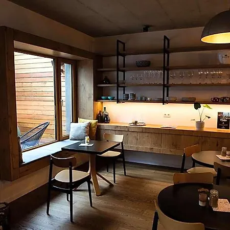 Vigeo Lounge Coffee לינה וארוחת בוקר